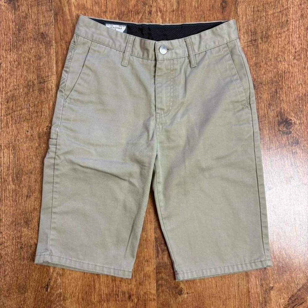 Volcom khaki shorts corpo class Size 26/12